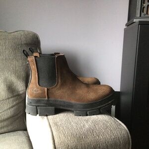 UGG Chelsea boot. Like new condition. Size. 7. Color is burnt cedar.